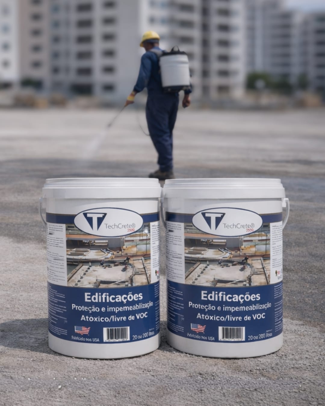 Fachadas em concreto aparente com 42.000 m² receberam proteção e impermeabilização para evitar danos causados pelas condições ambientais em área à beira-mar.